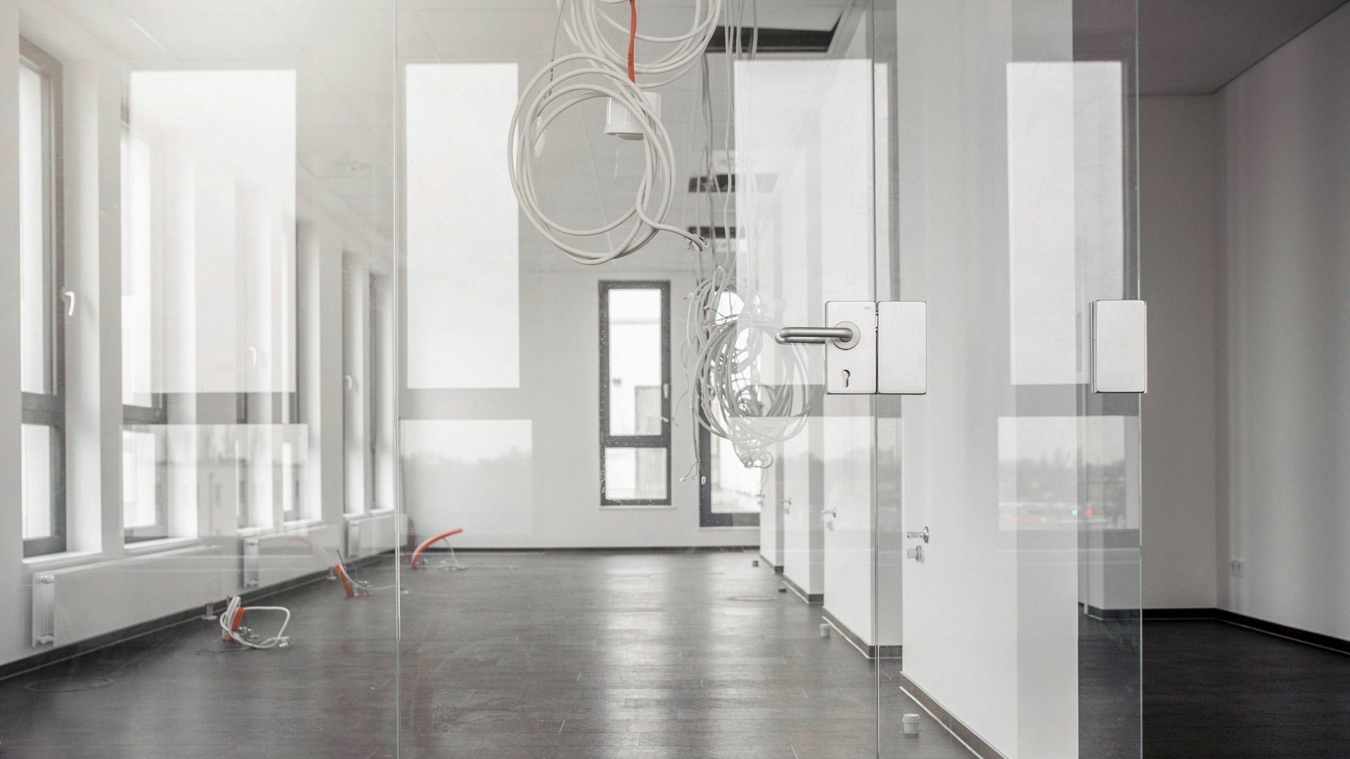 Sicht auf neues B&uuml;ro mit Stromkabeln 