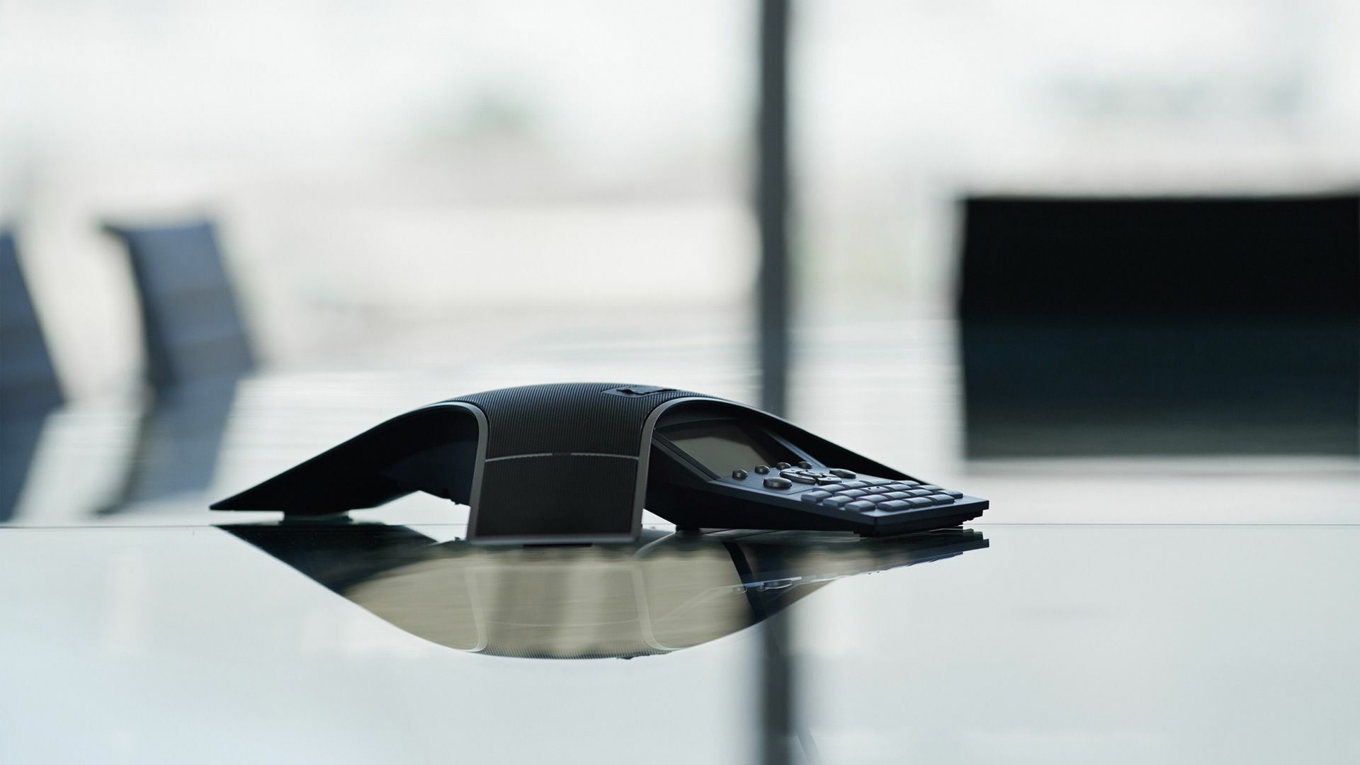 Konferenztelefon auf B&uuml;rotisch